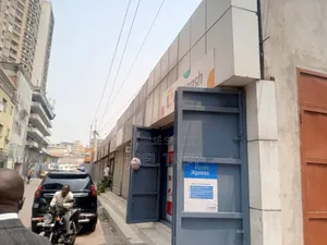 Vente d'Une Concession Avec Maison Commerciale Gombe 2500m2