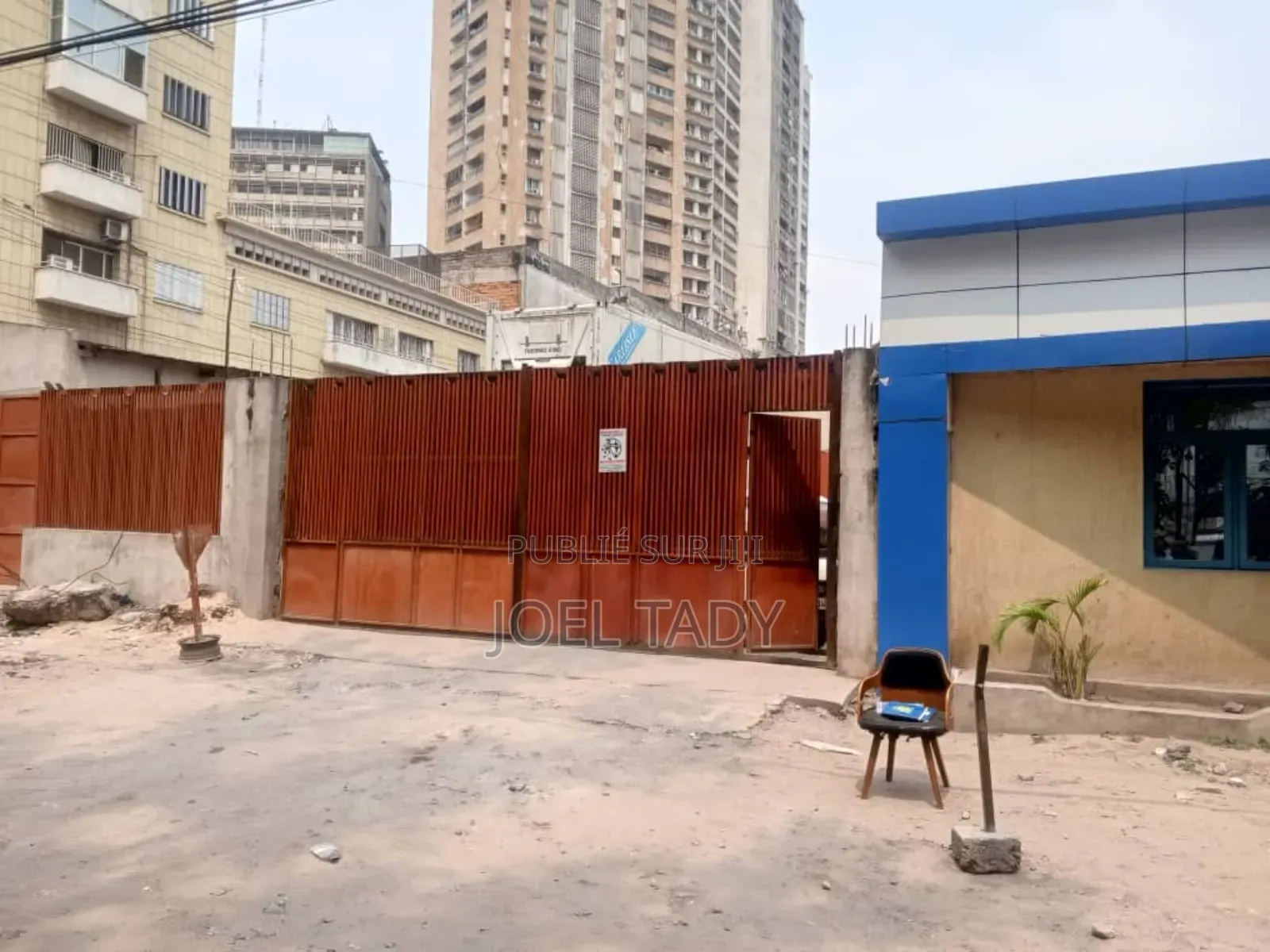 Vente d'Une Concession Avec Maison Commerciale Gombe 2500m2