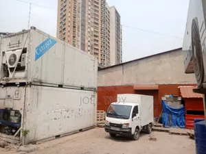 Vente d'Une Concession Avec Maison Commerciale Gombe 2500m2