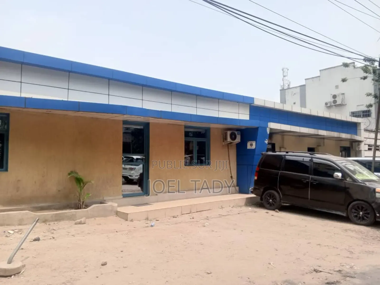 Vente d'Une Concession Avec Maison Commerciale Gombe 2500m2