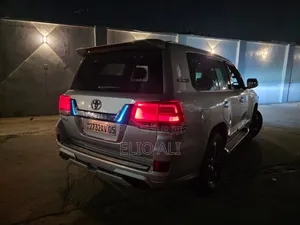 Toyota Land Cruiser 3.5 V6 2022 Gris