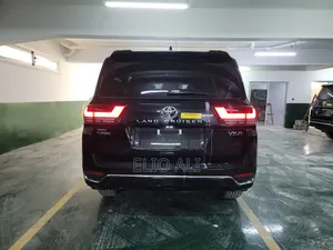 Nouveau Toyota Land Cruiser LC300 2025 Noir