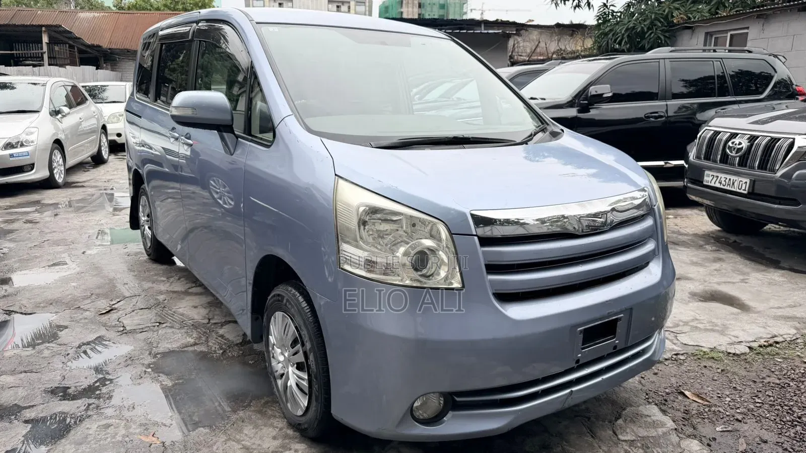 Toyota Noah 2.0 158hp FWD (8 Seater) 2012 Bleu