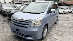 Toyota Noah 2.0 158hp FWD (8 Seater) 2012 Bleu