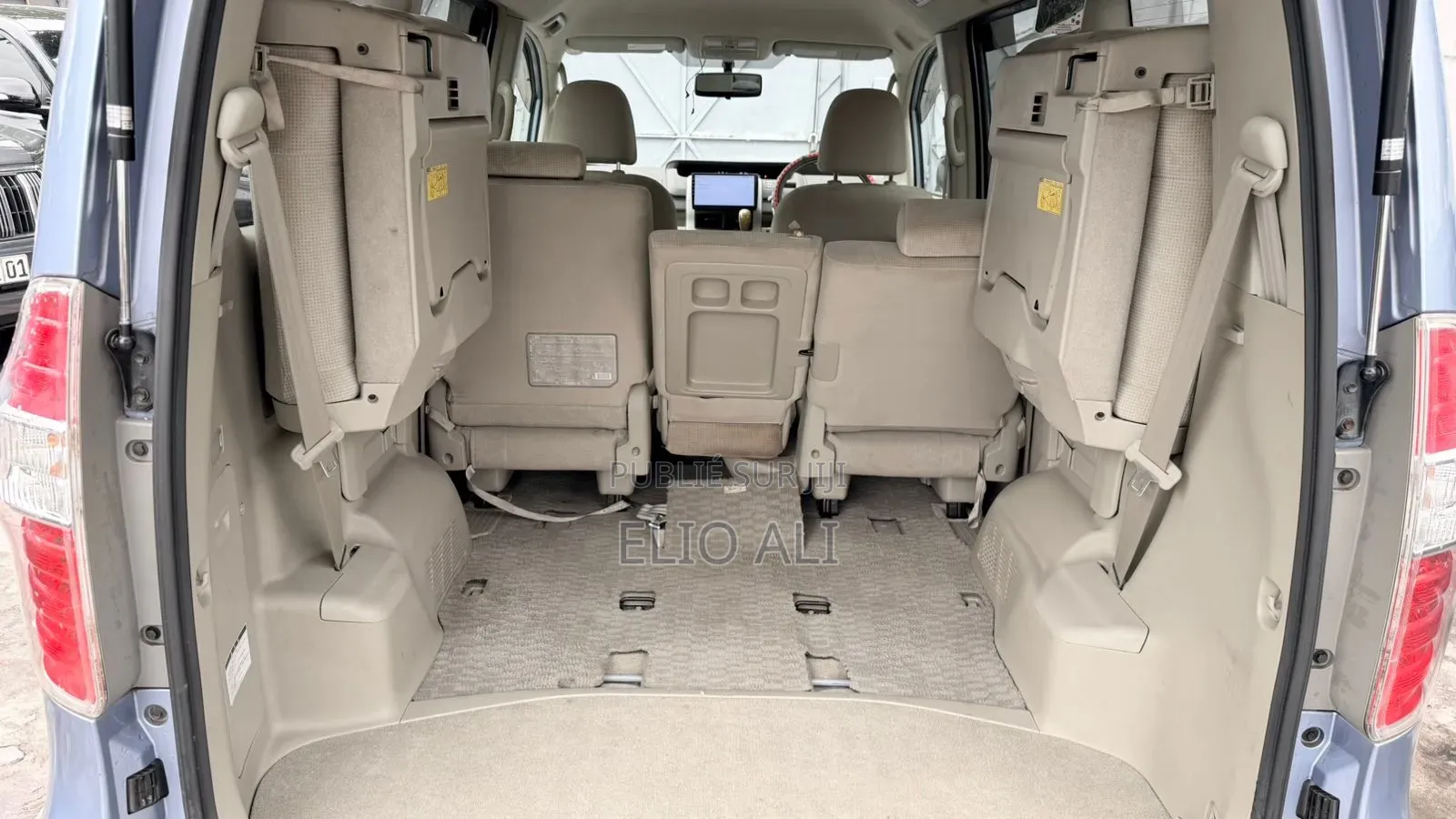 Toyota Noah 2.0 158hp FWD (8 Seater) 2012 Bleu