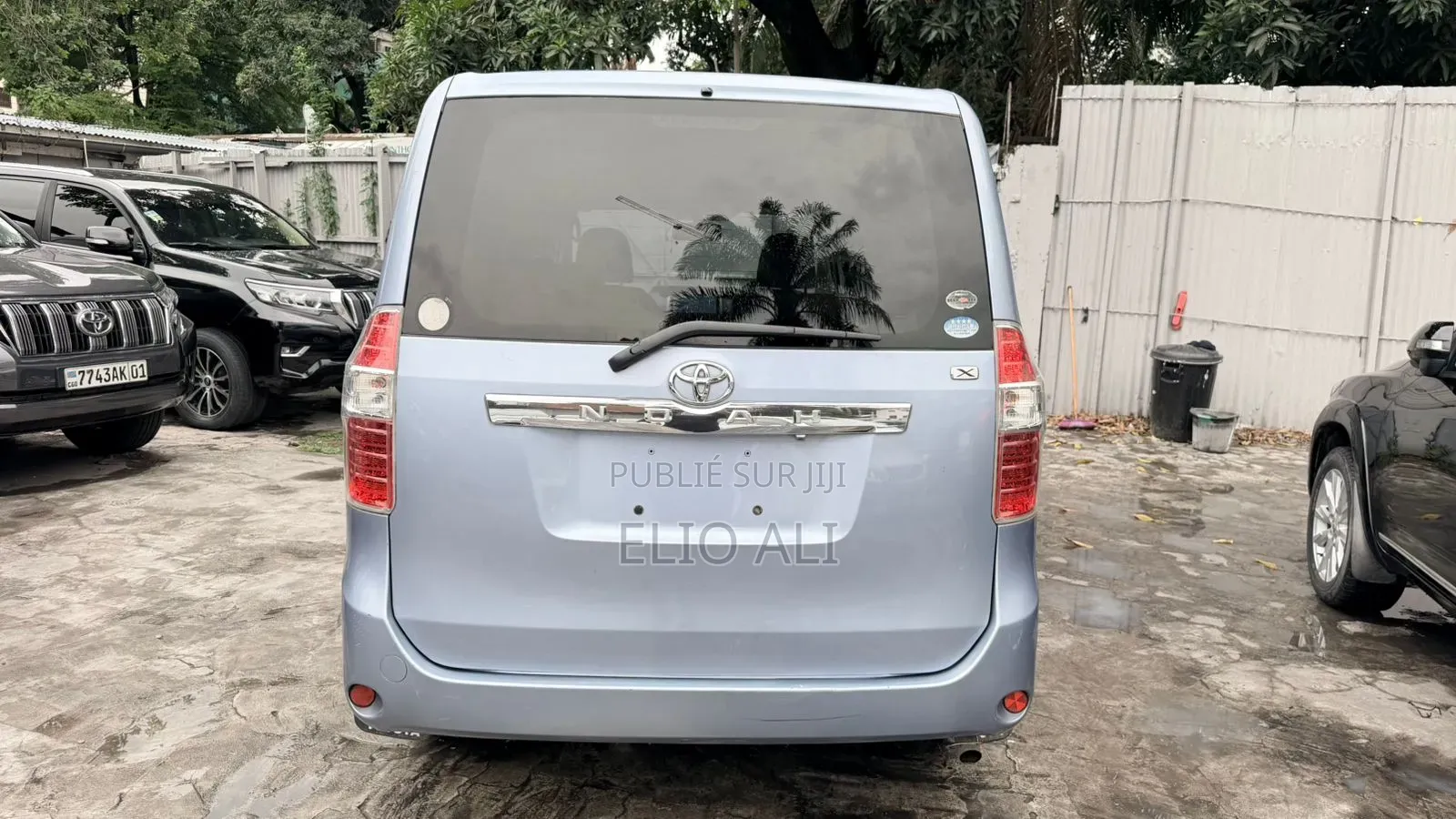 Toyota Noah 2.0 158hp FWD (8 Seater) 2012 Bleu