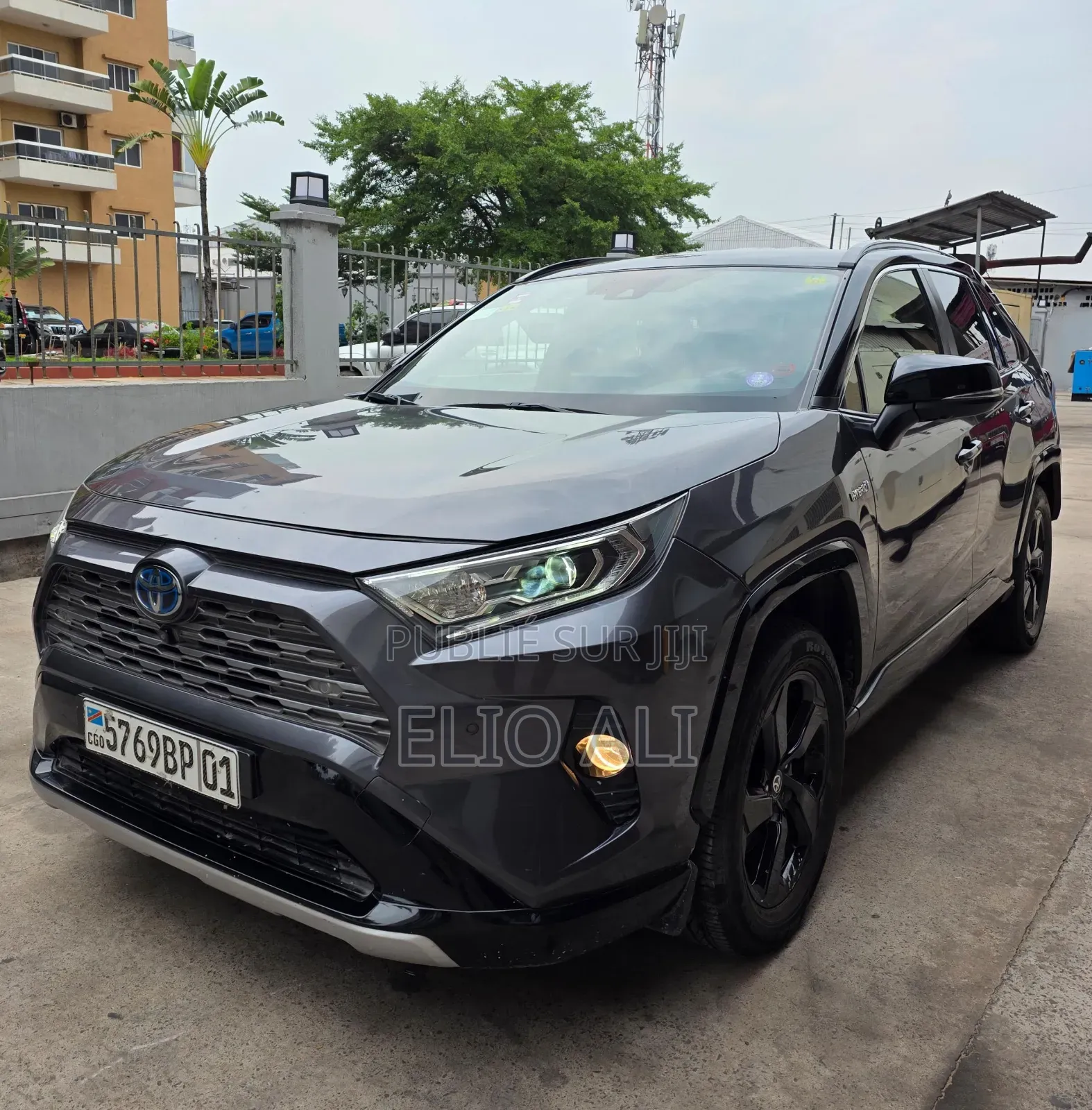 Toyota RAV4 XLE 2021 Gris