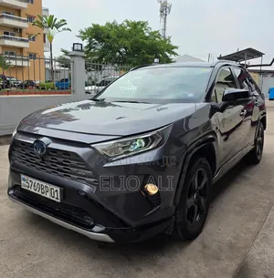 Toyota RAV4 XLE 2021 Gris