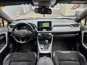 Toyota RAV4 XLE 2021 Gris