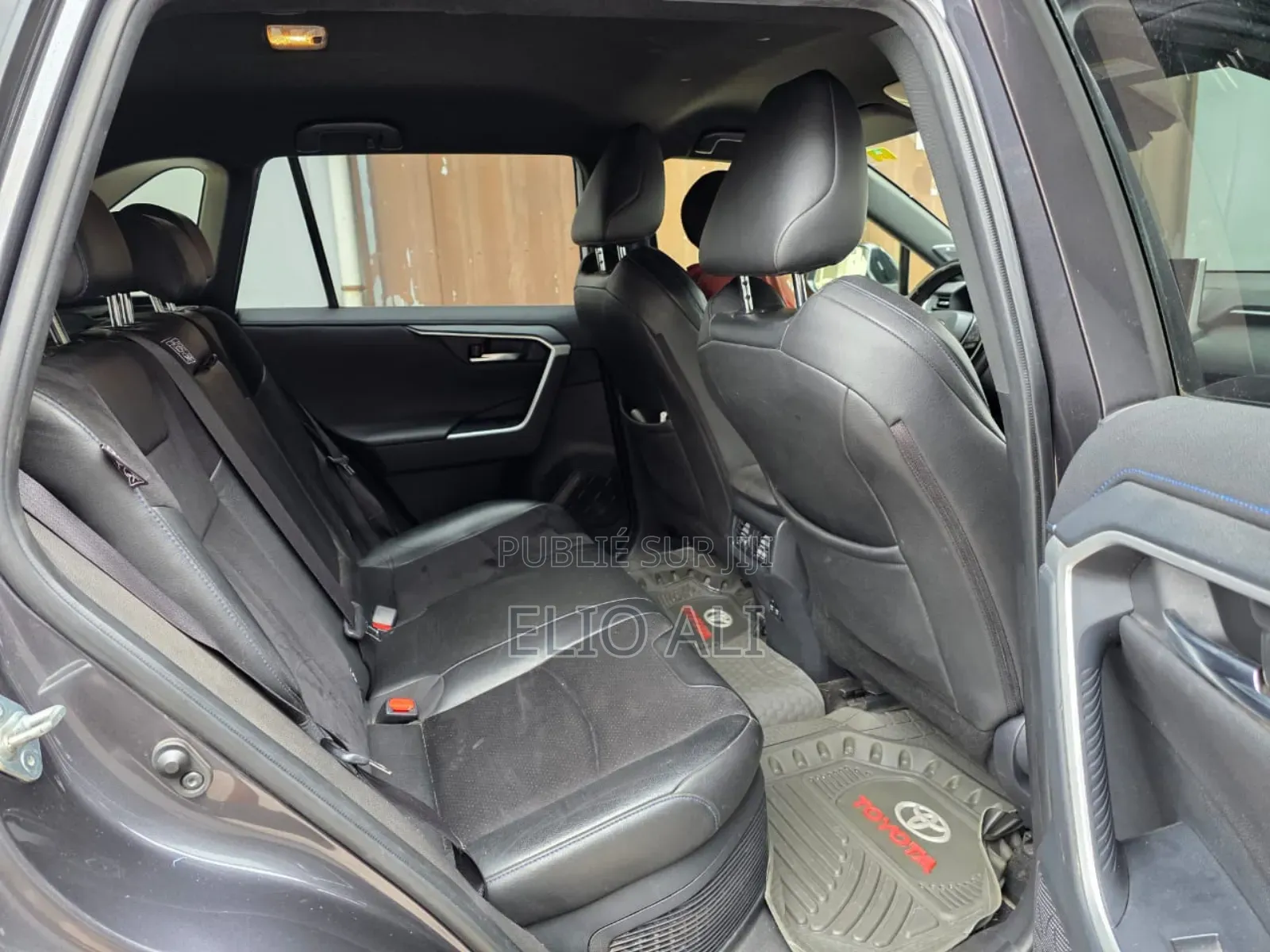 Toyota RAV4 XLE 2021 Gris