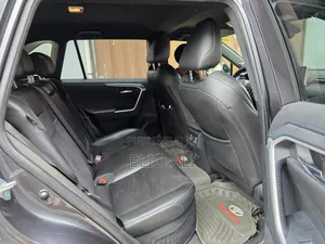 Toyota RAV4 XLE 2021 Gris