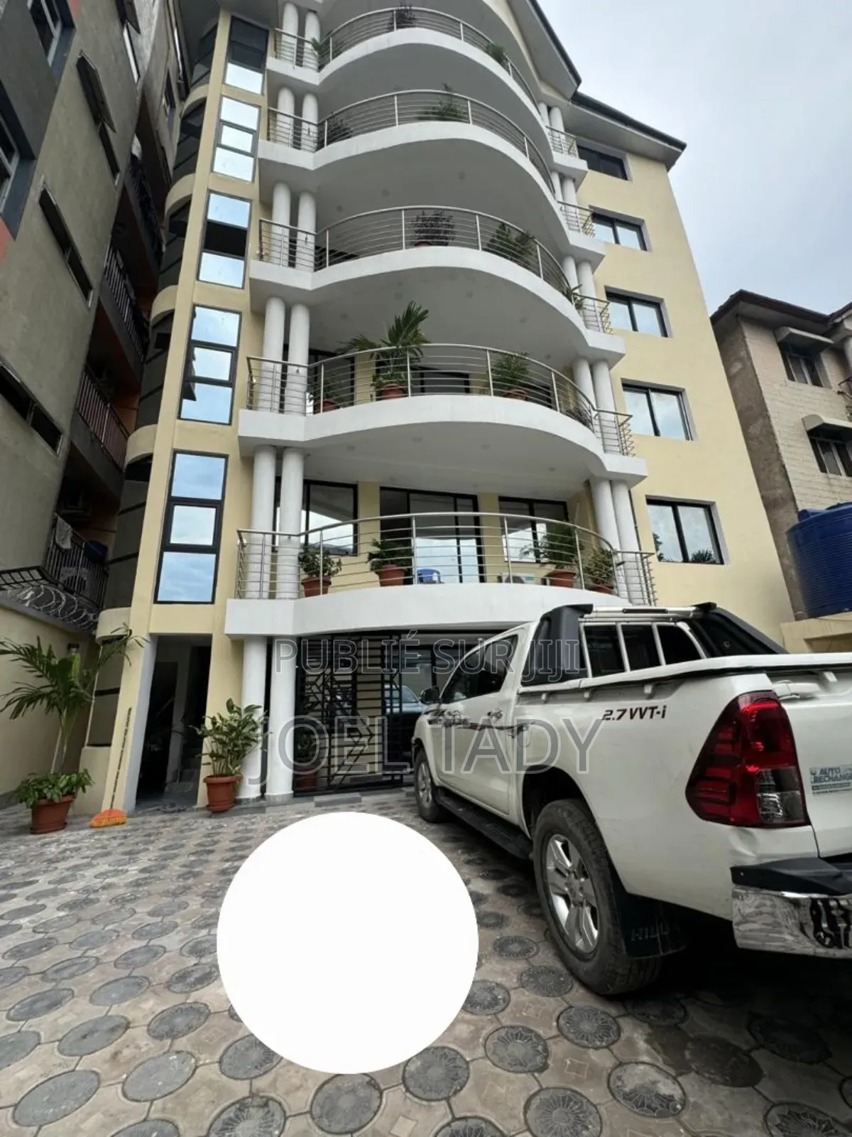 18chbre Blocs d'appartements dans Empire Supreme, Lingwala à Vendre