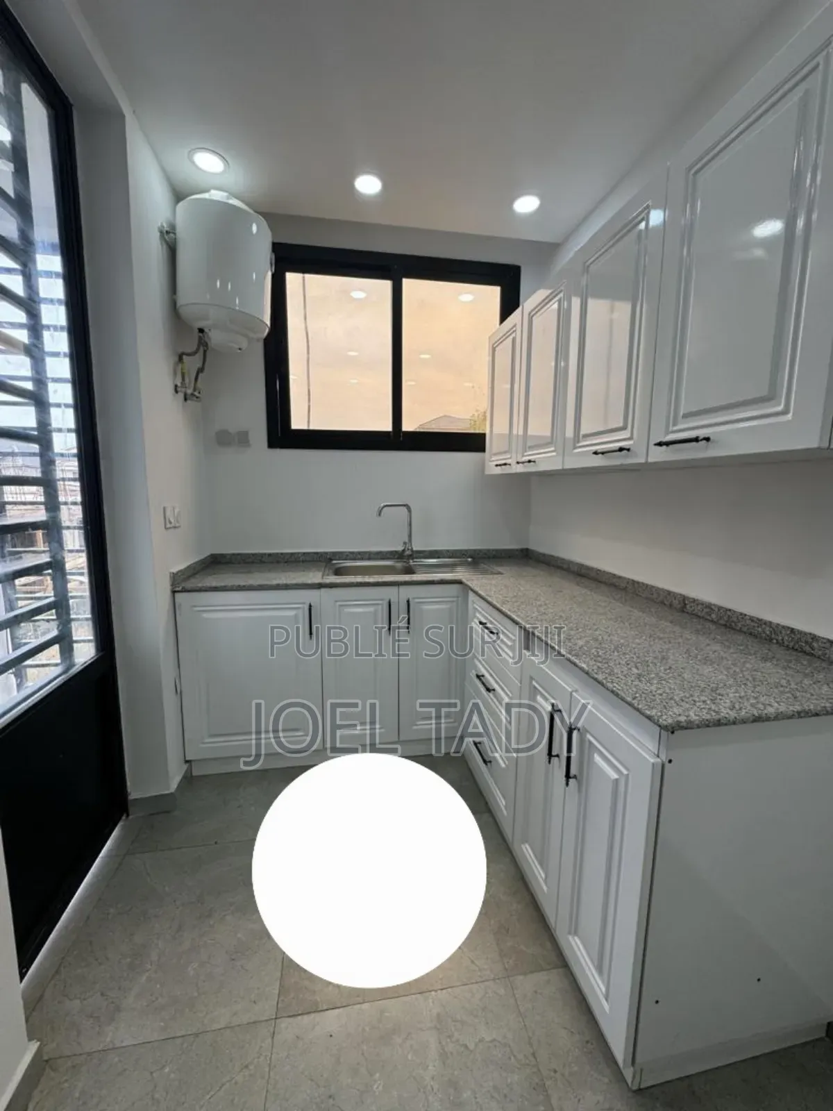 18chbre Blocs d'appartements dans Empire Supreme, Lingwala à Vendre