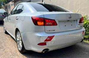 Toyota ISIS 2017 Beige