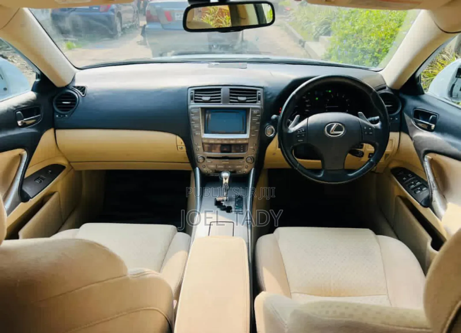 Toyota ISIS 2017 Beige