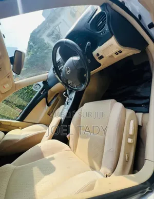 Toyota ISIS 2017 Beige