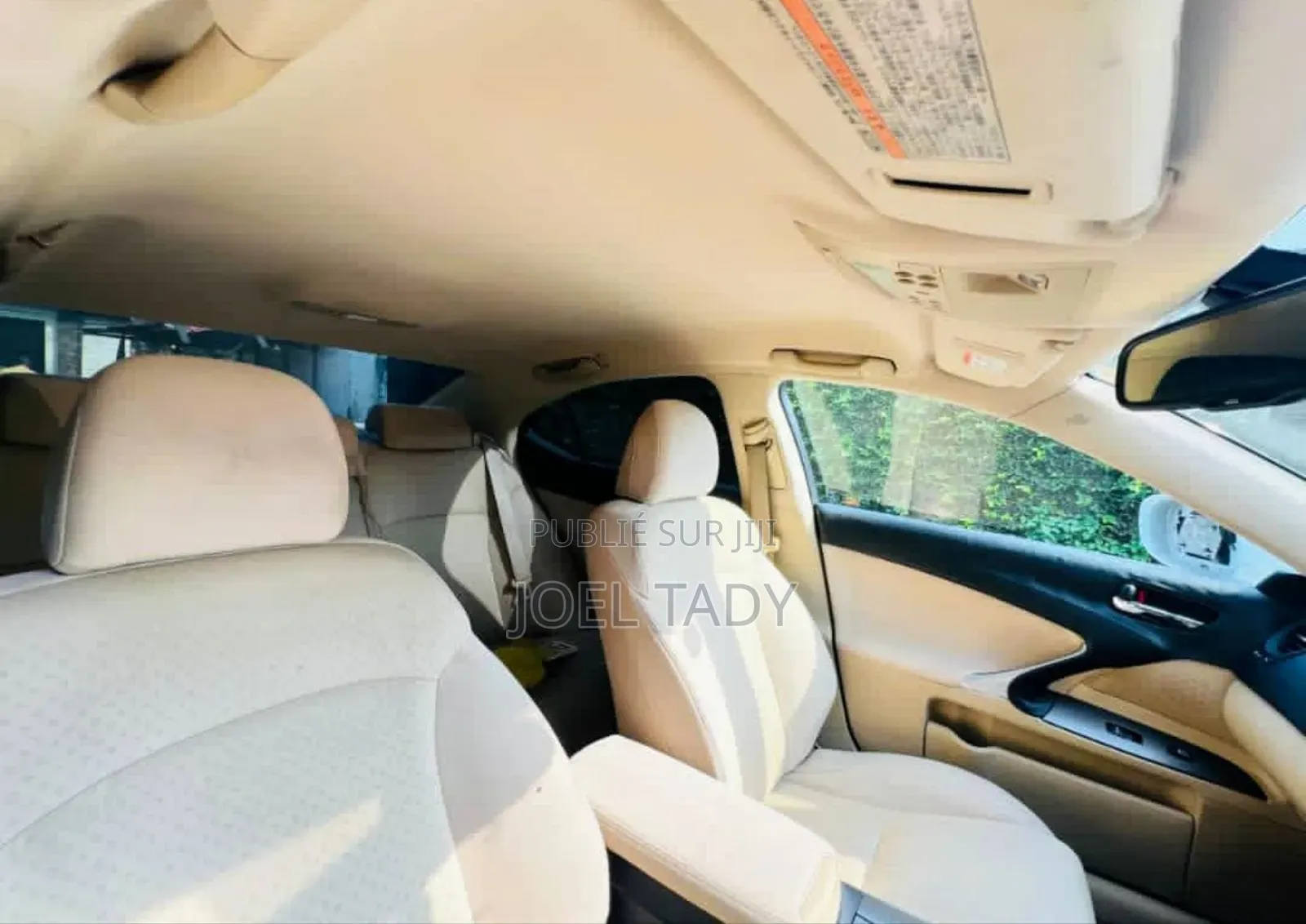 Toyota ISIS 2017 Beige