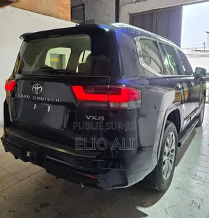 Nouveau Toyota Land Cruiser LC300 2025 Bleu