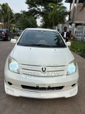 Toyota IST 2012 Blanc