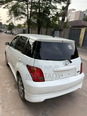 Toyota IST 2012 Blanc
