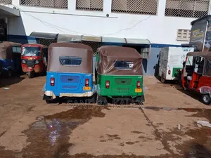 Nouveau Bajaj RE 2026 Bleu