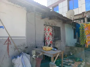 Partie Restante De La Parcelle À Vendre – Barumbu (Sur Macadam)