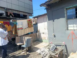 Partie Restante De La Parcelle À Vendre – Barumbu (Sur Macadam)