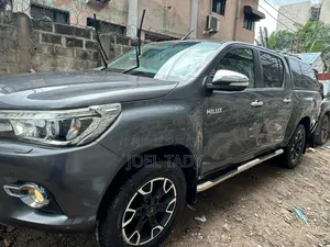 Toyota Hilux 2022 Gris