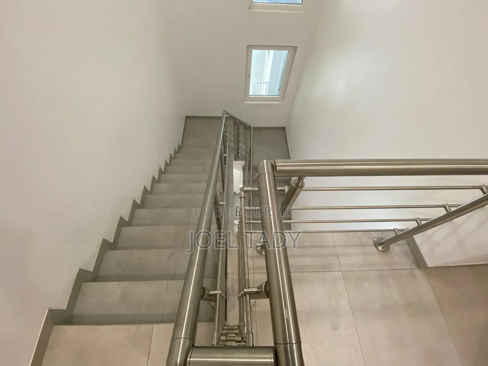 1chbre Appartement dans Empire Supreme, Gombe à Vendre