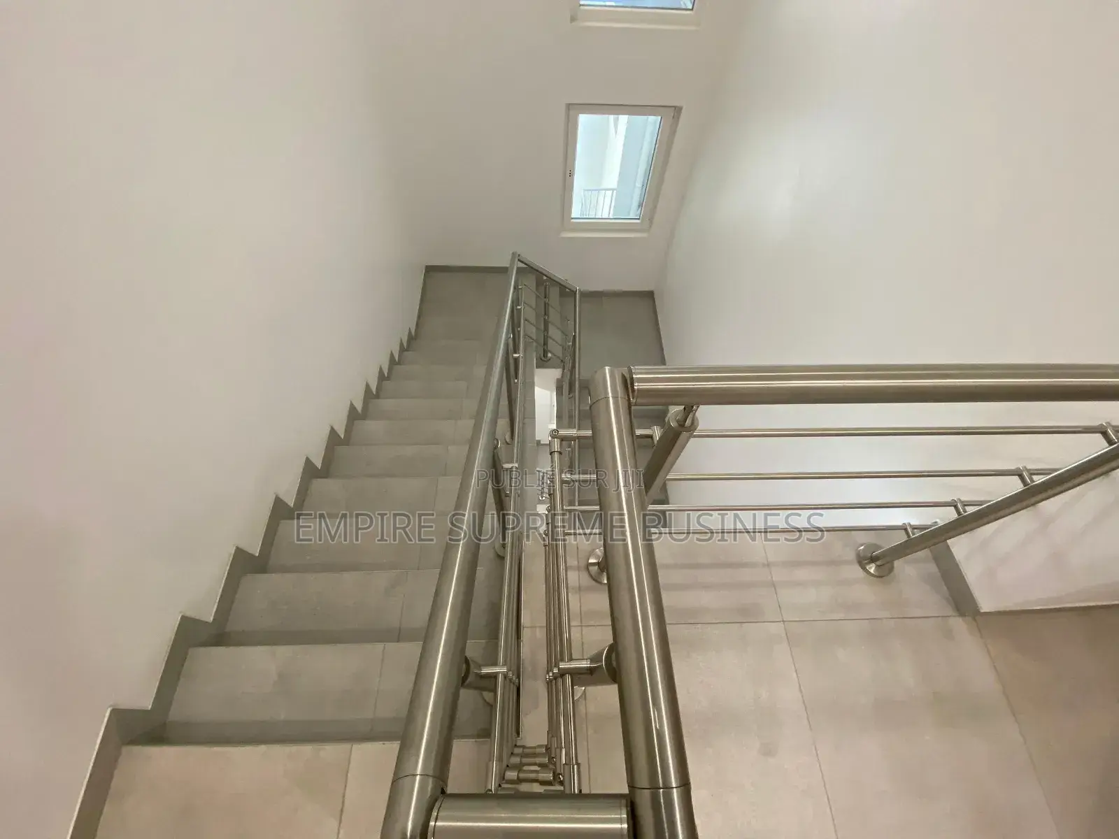 1chbre Appartement dans Empire Supreme, Gombe à Vendre