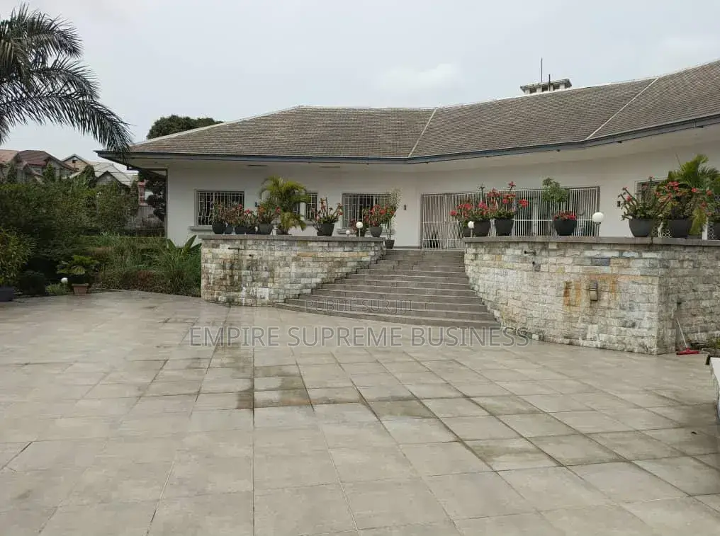 Villa De Luxe Sur 2 Hectares À Vendre À Ngaliema