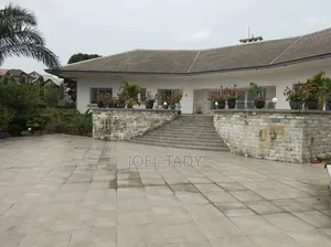 Villa De Luxe Sur 2 Hectares À Vendre À Ngaliema