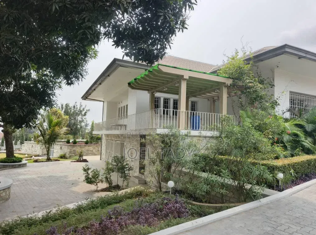 Villa De Luxe Sur 2 Hectares À Vendre À Ngaliema