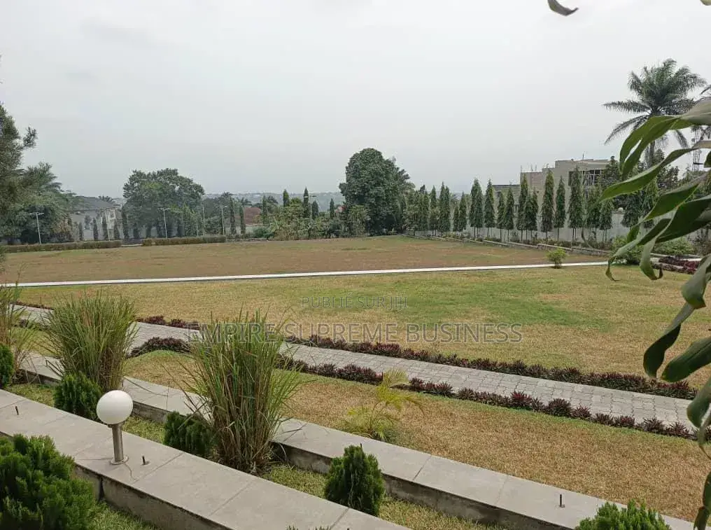Villa De Luxe Sur 2 Hectares À Vendre À Ngaliema