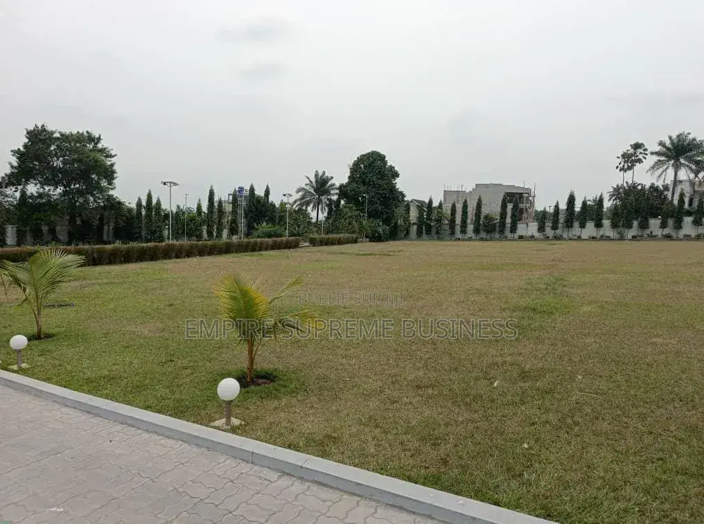 Villa De Luxe Sur 2 Hectares À Vendre À Ngaliema