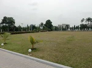 Villa De Luxe Sur 2 Hectares À Vendre À Ngaliema