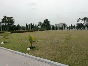 Villa De Luxe Sur 2 Hectares À Vendre À Ngaliema