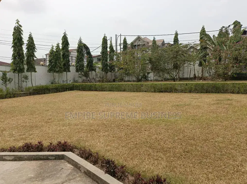 Villa De Luxe Sur 2 Hectares À Vendre À Ngaliema