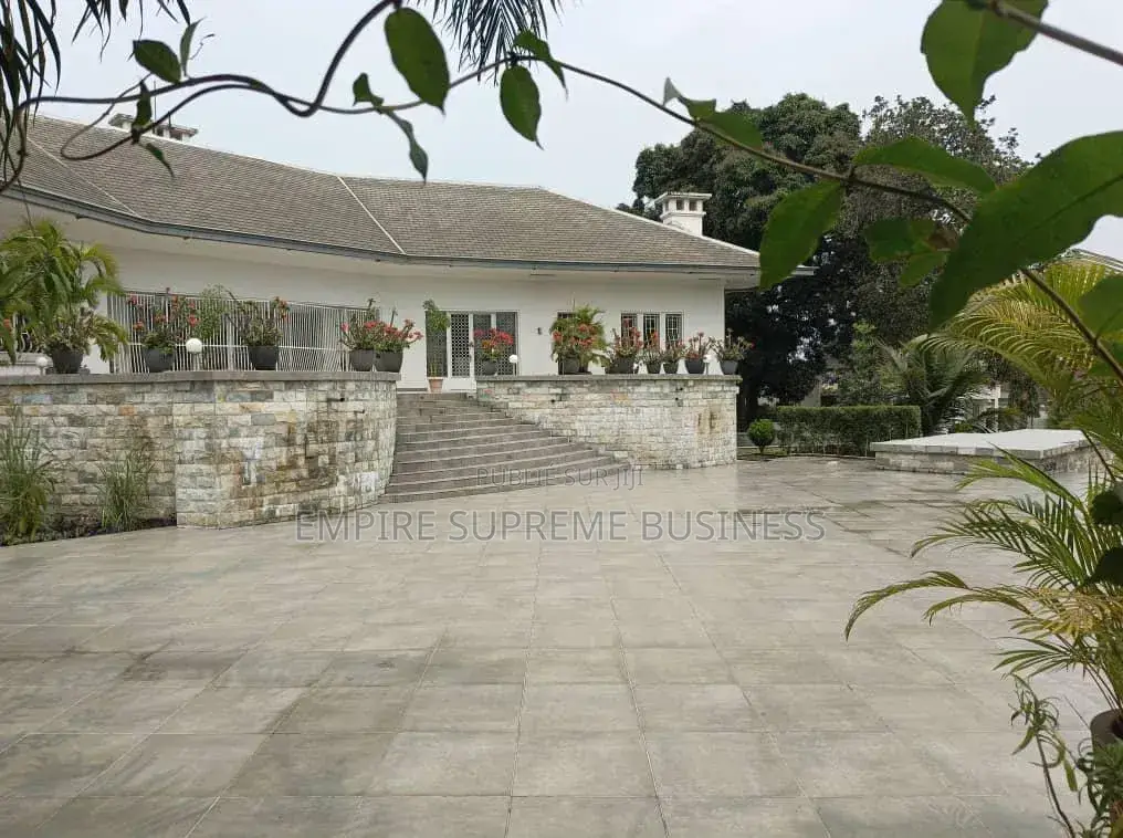 Villa De Luxe Sur 2 Hectares À Vendre À Ngaliema