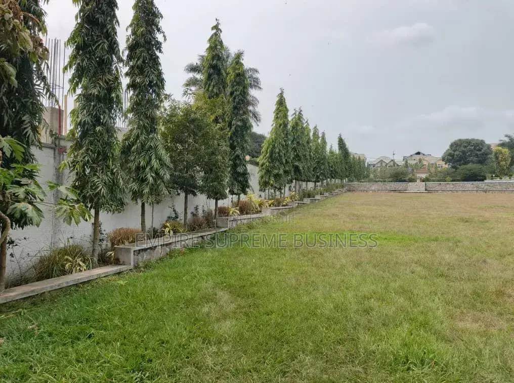Villa De Luxe Sur 2 Hectares À Vendre À Ngaliema