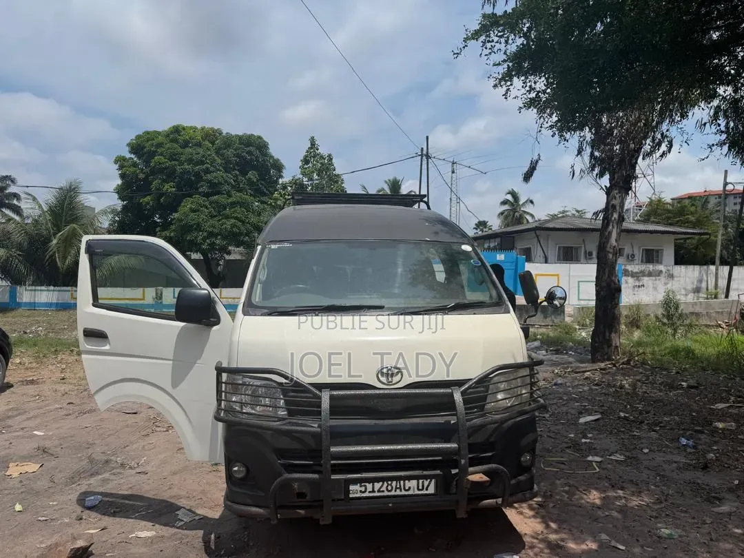 Toyota HiAce 2022 Blanc