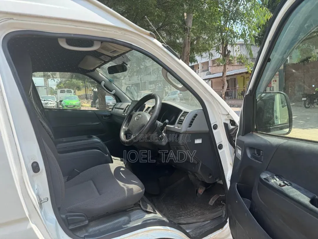 Toyota HiAce 2022 Blanc