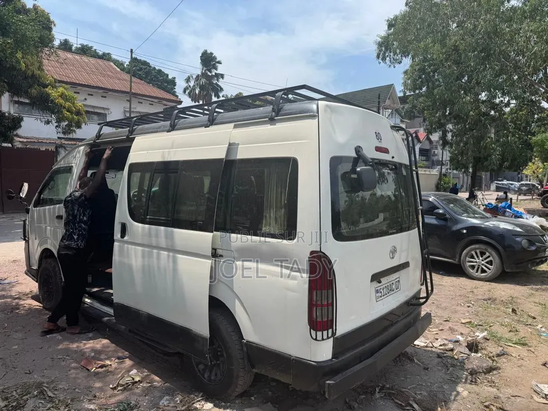 Toyota HiAce 2022 Blanc