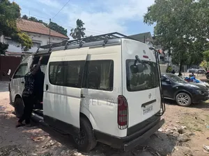 Toyota HiAce 2022 Blanc