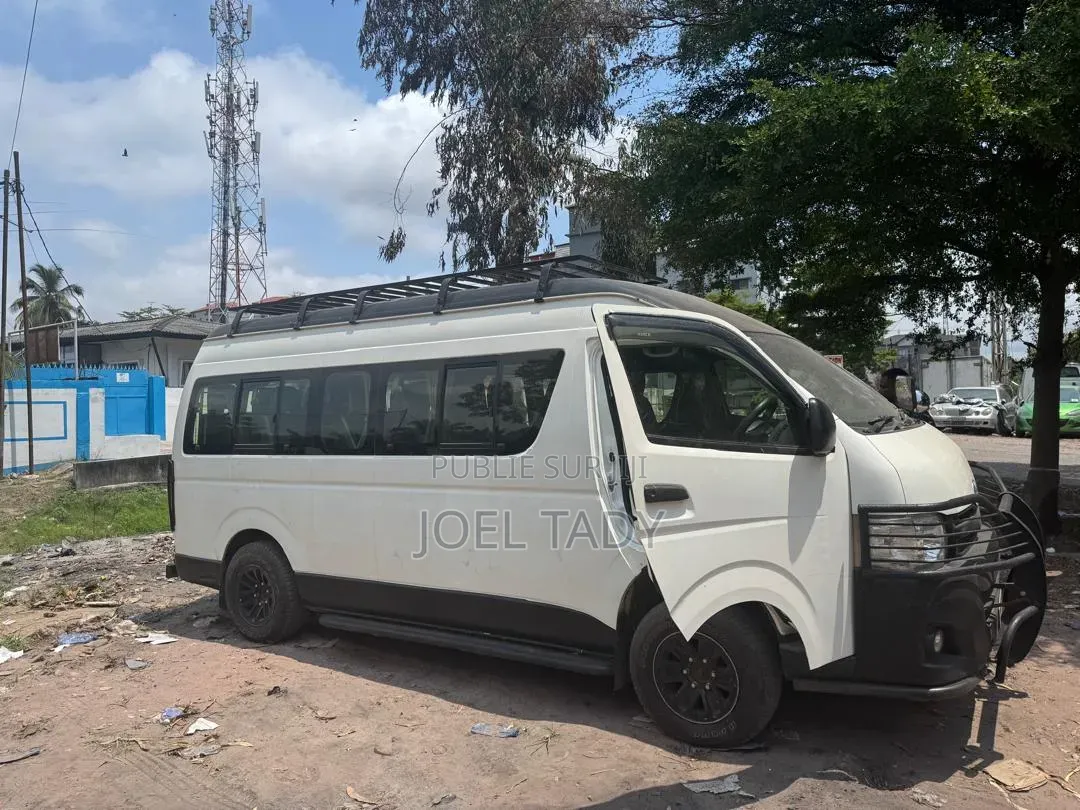 Toyota HiAce 2022 Blanc
