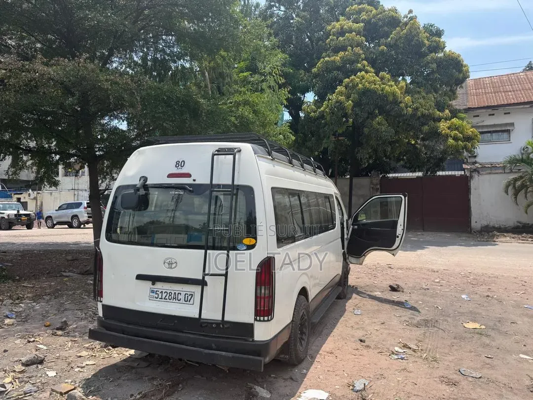 Toyota HiAce 2022 Blanc