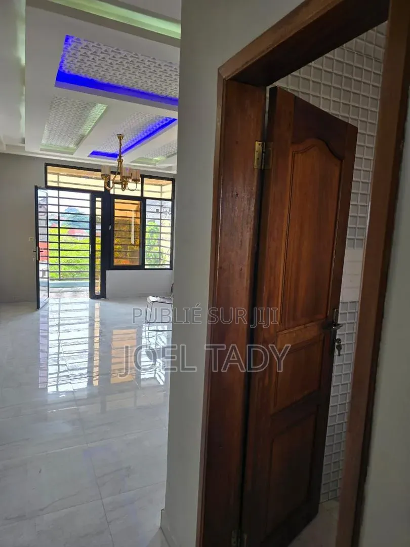 8chbre Villa dans Empire Supreme, Mont-Ngafula à Vendre