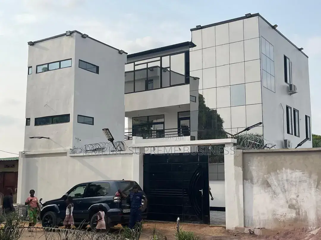 8chbre Villa dans Empire Supreme, Mont-Ngafula à Vendre