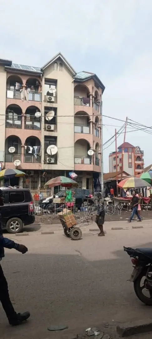 Meublé 20chbre Blocs d'appartements dans Immeuble Bokasa, Barumbu
