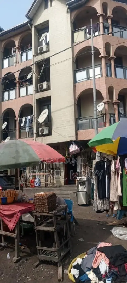 Meublé 20chbre Blocs d'appartements dans Immeuble Bokasa, Barumbu